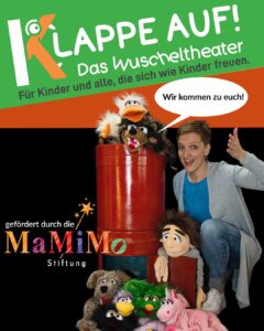 Flyer: "Klappe auf! Das Wuscheltheater Für Kinder und alle, die sich wie Kinder freuen! Wir kommen zu euch! gefördert durch die MaMiMo-Stiftung." Bild: Klappmaulpuppen um eine rote Tonne angeordnet, daneben lächelnd die Puppenspielerin