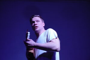 Schauspieler Justus Verdenhalven spielt Ukulele