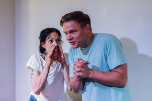 Möhre flüster Otis etwas konspirativ ins Ohr