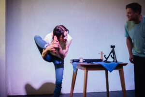 Schauspielerin Verena Stier kratzt sich mit dem Fuß hinterm Ohr